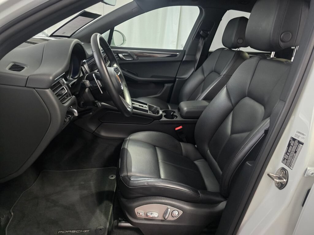 Certified 2024 Porsche Macan AWD/4WD image 14