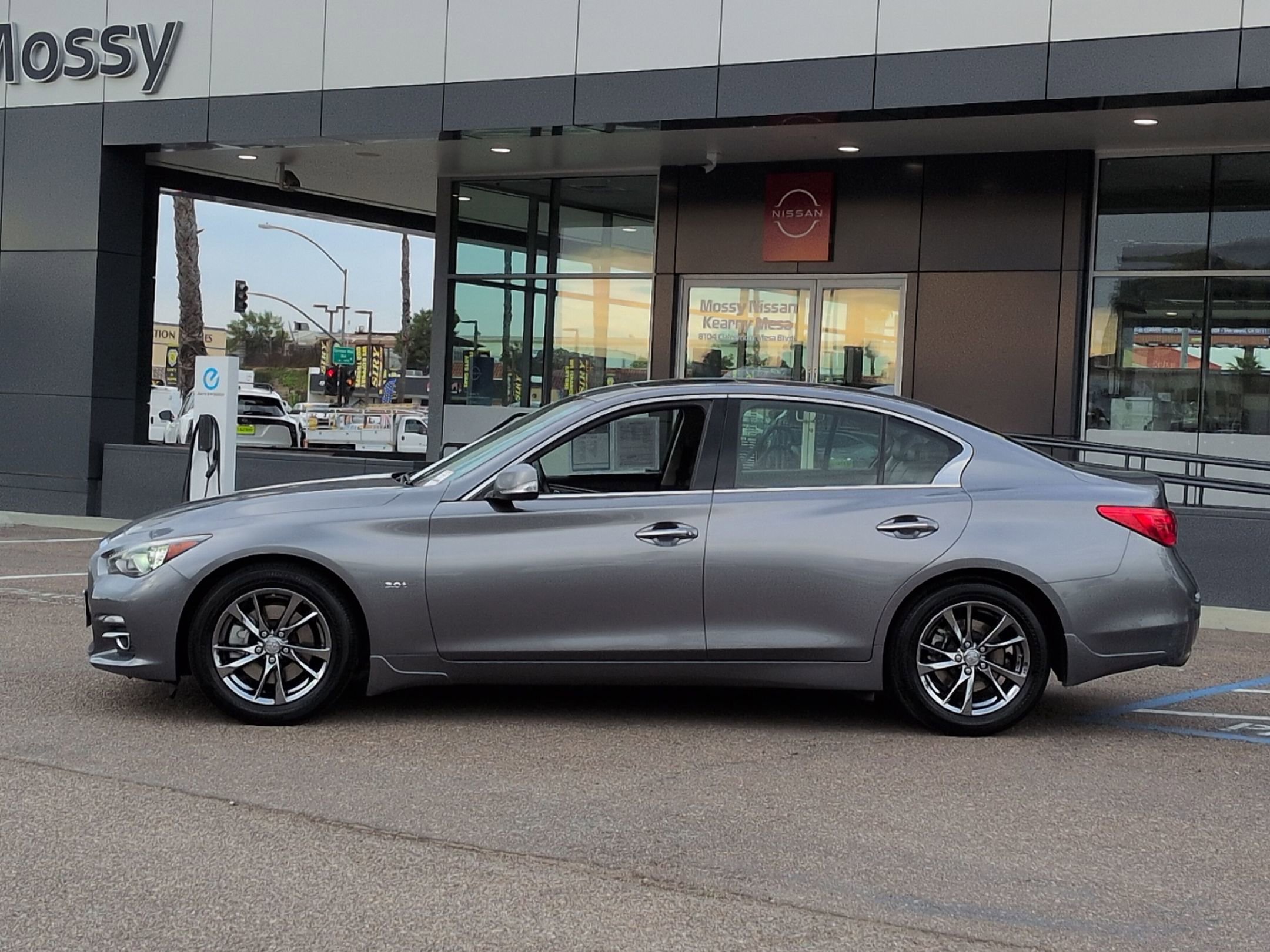 Used 2017 INFINITI Q50 Signature Edition w/ Cargo Package (L95) image 6