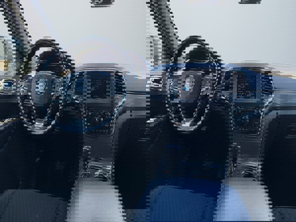 Used 2021 Jeep Grand Cherokee Laredo image 14