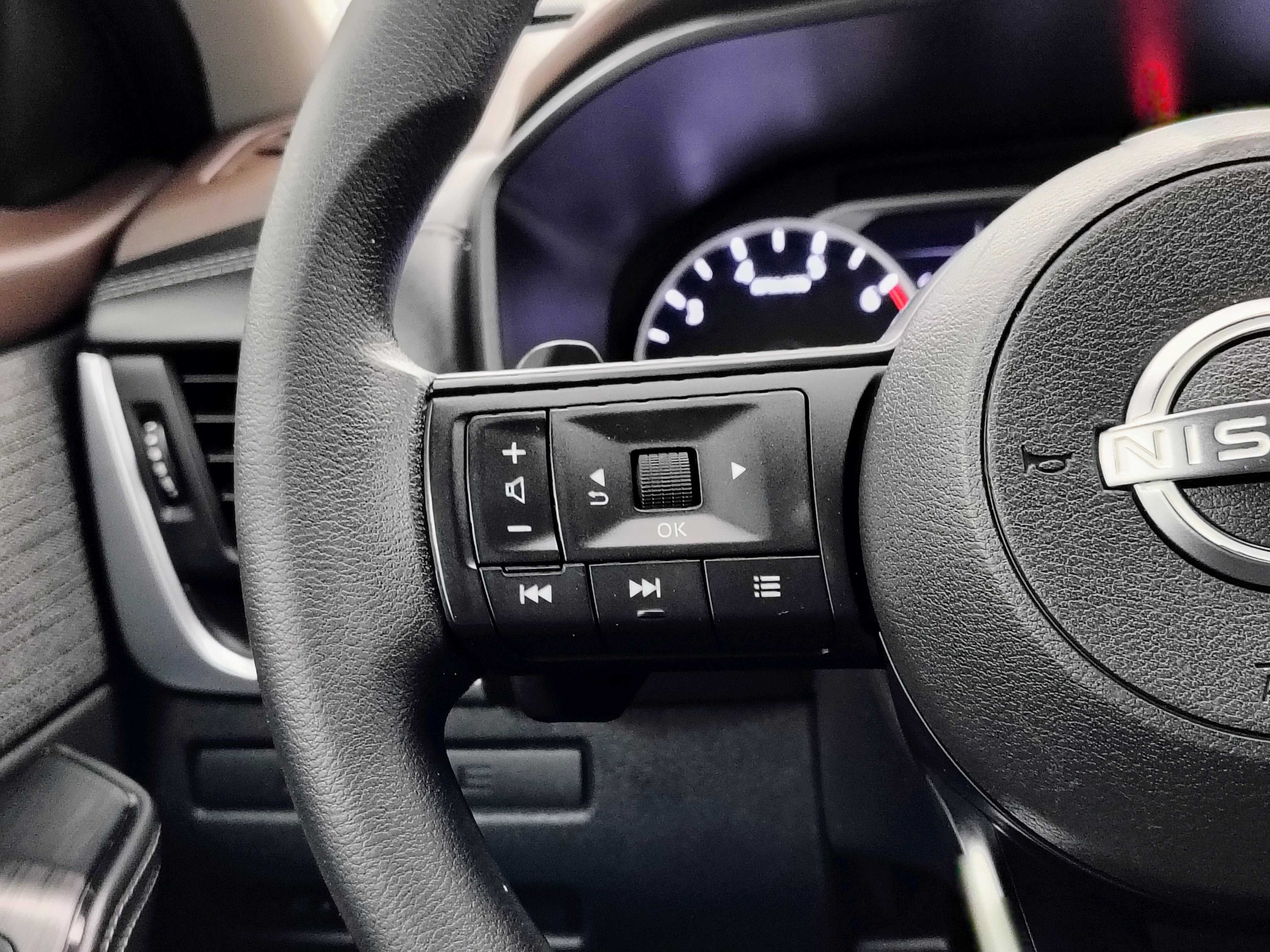 Used 2022 Nissan Rogue S image 35