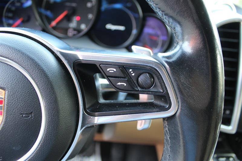 Used 2016 Porsche Cayenne w/ Premium Package AWD/4WD image 16