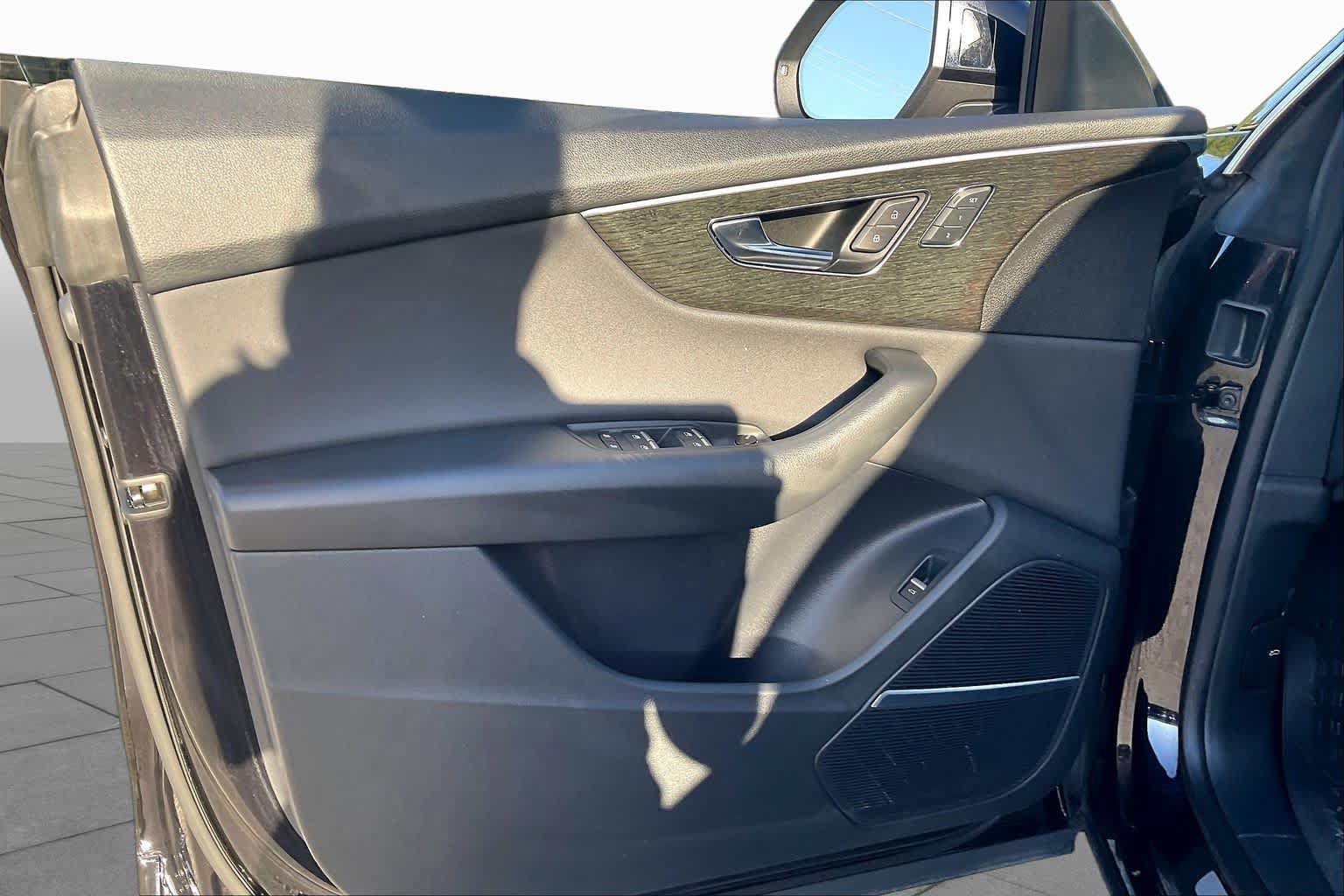 Used 2019 Audi Q8 Premium Plus w/ Premium Plus AWD/4WD image 22