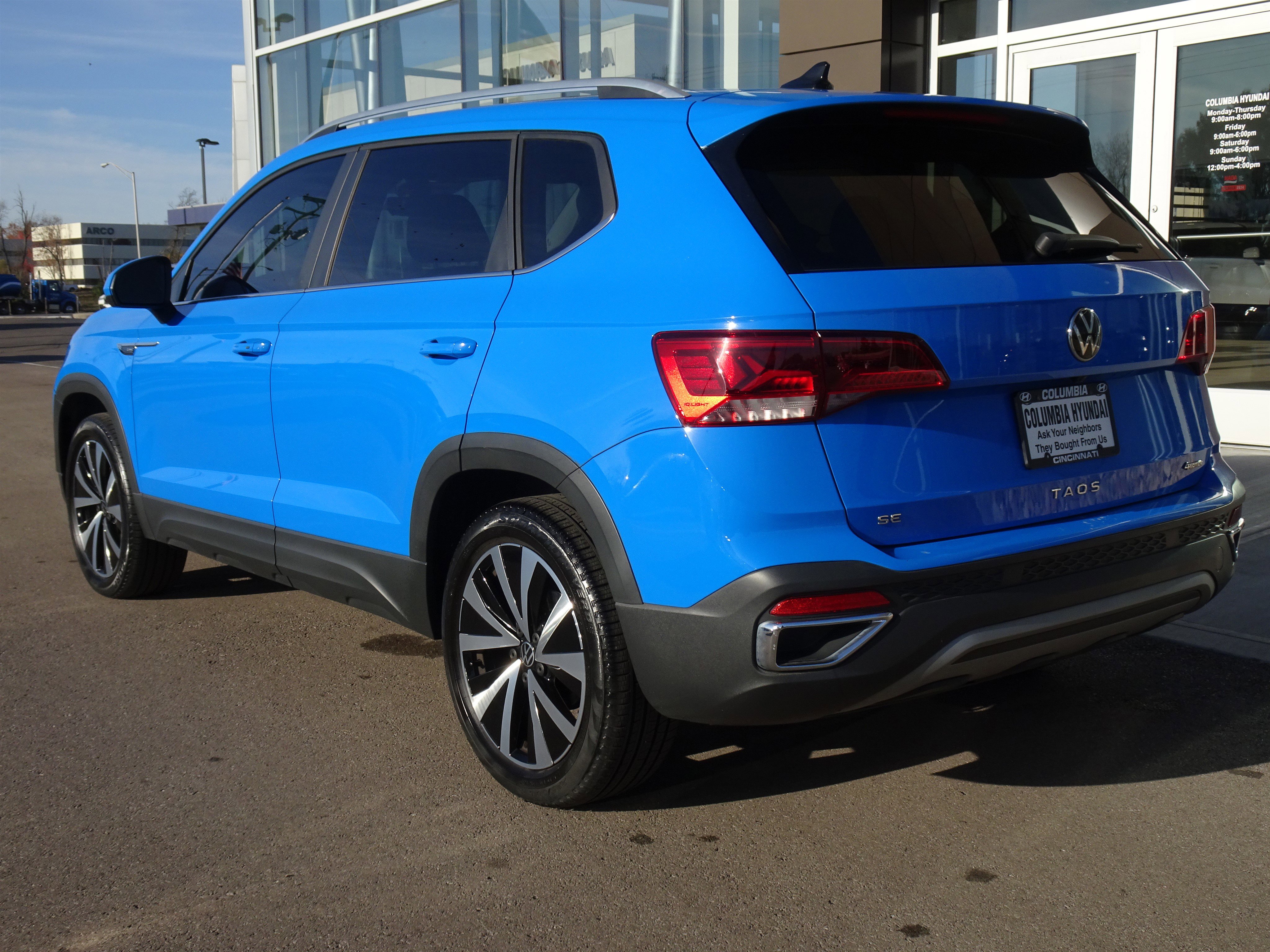 Used 2022 Volkswagen Taos SE w/ Panoramic Sunroof Package image 3