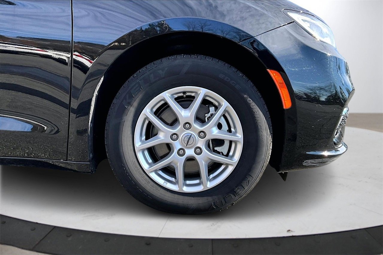 Certified 2024 Chrysler Pacifica Touring-L image 34