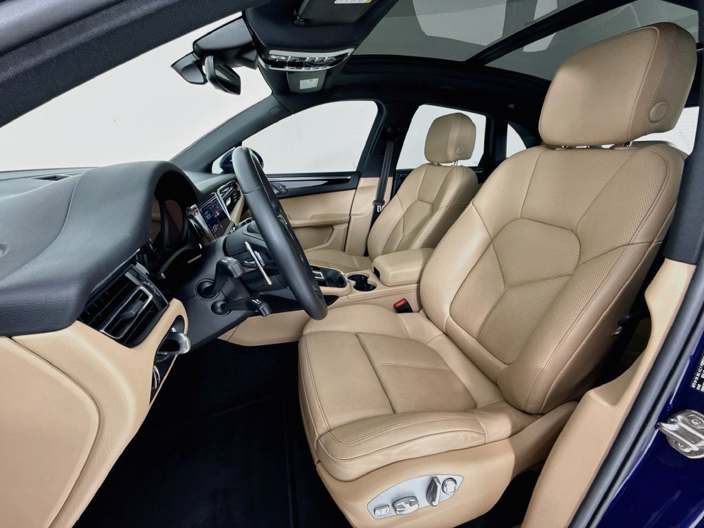 Certified 2025 Porsche Macan AWD/4WD image 5