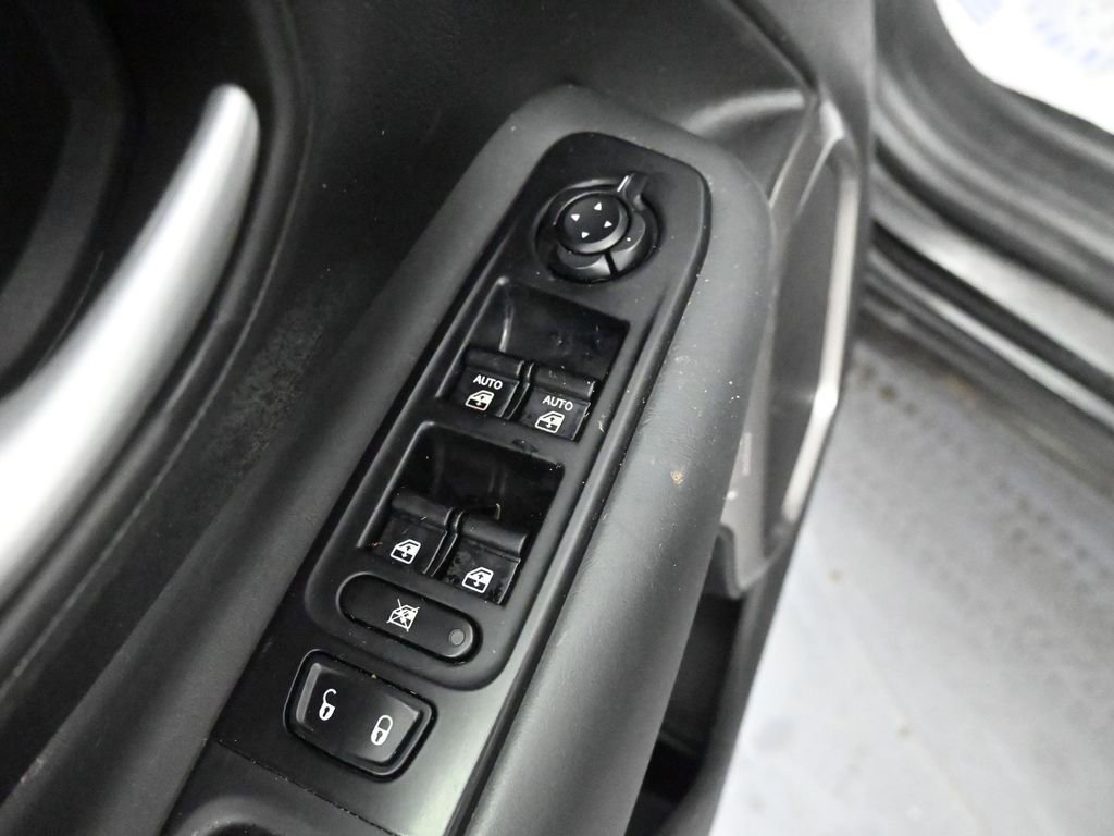 Used 2023 Jeep Renegade Latitude image 28