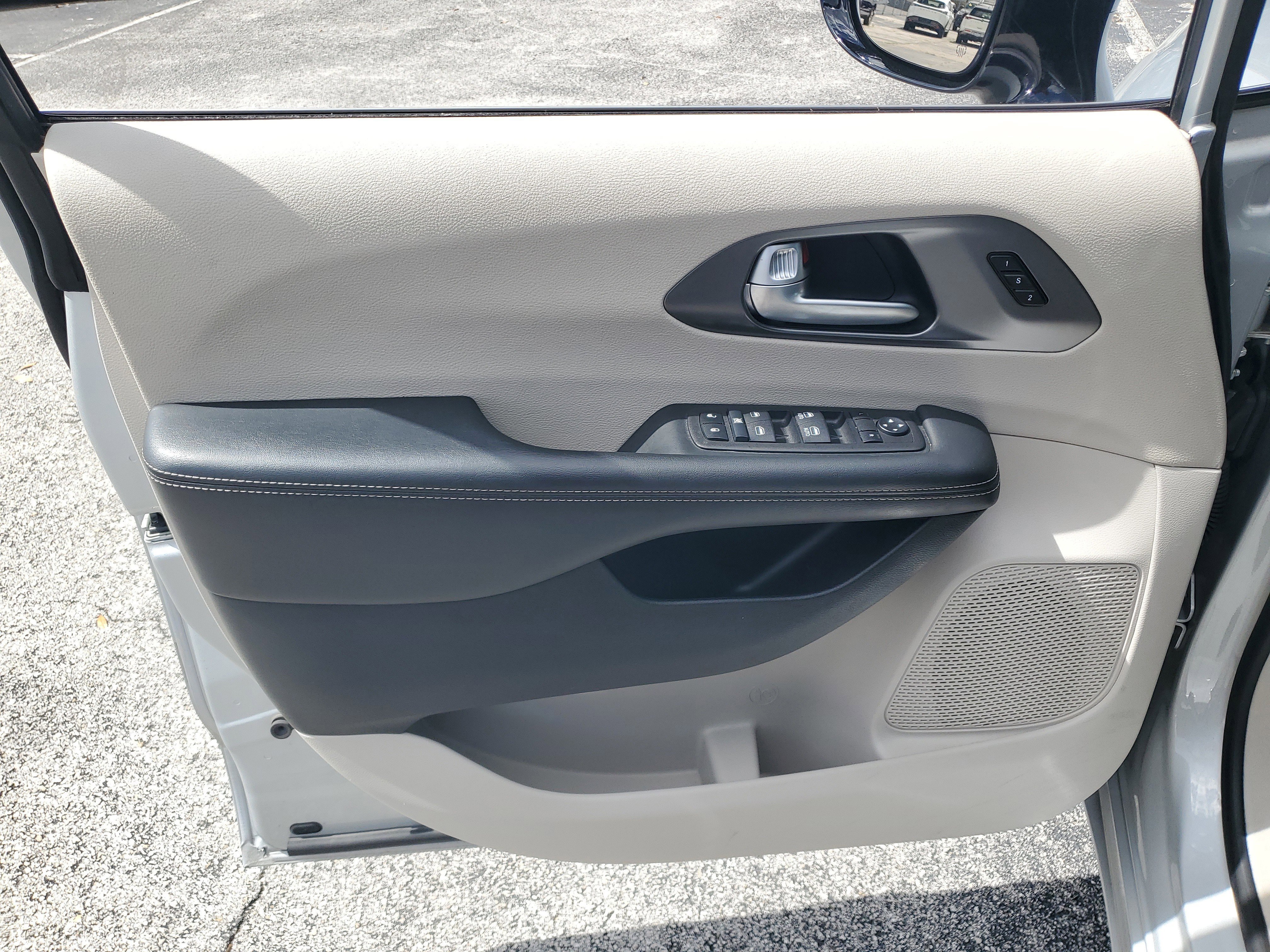 Used 2024 Chrysler Pacifica Touring-L FWD image 9