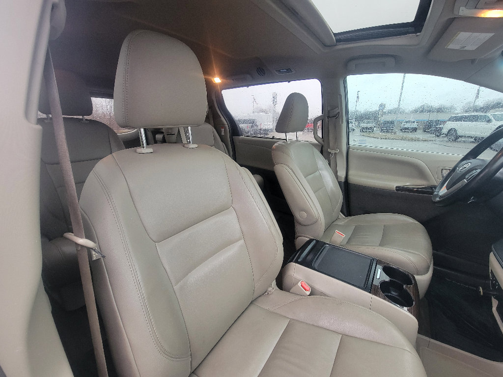 Used 2015 Toyota Sienna XLE w/ XLE Navigation Package image 35