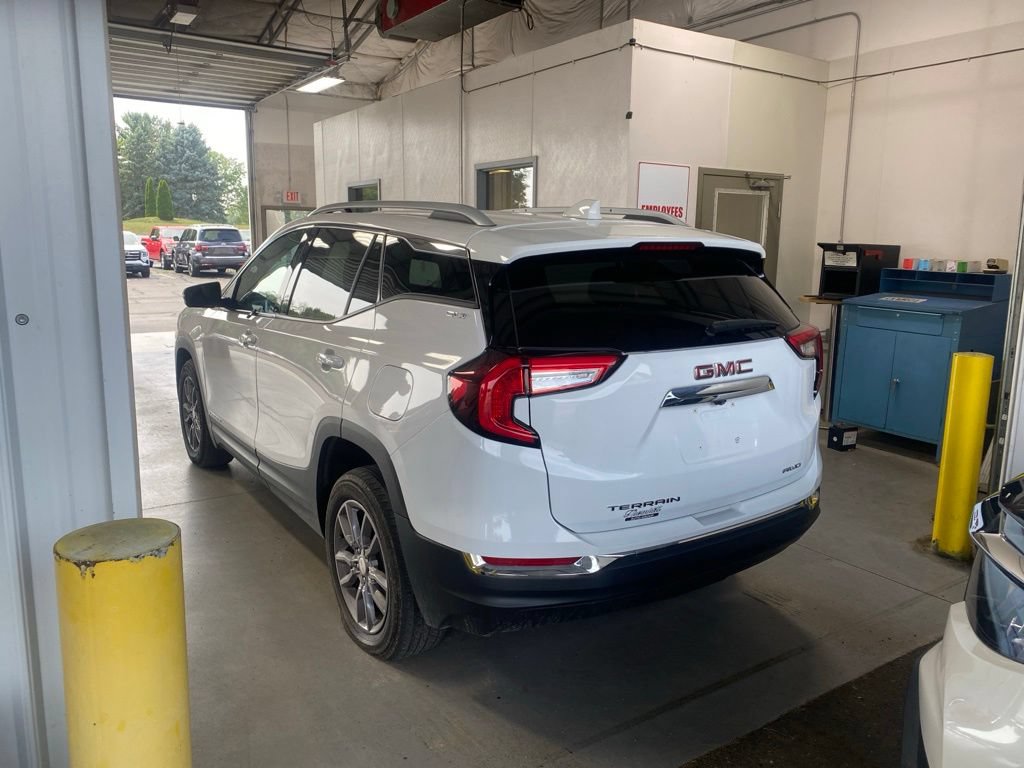 Used 2024 GMC Terrain SLT AWD/4WD image 3