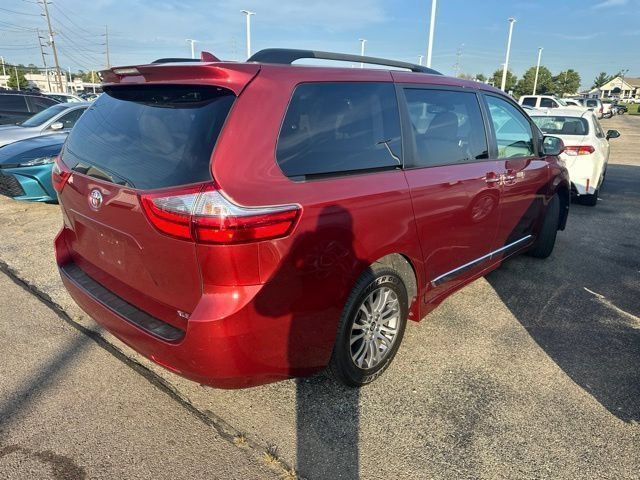 Used 2020 Toyota Sienna XLE w/ Carpet Mat Package FWD image 29
