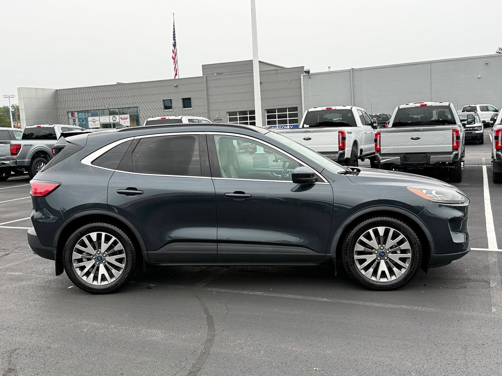 Used 2022 Ford Escape Titanium FWD image 3