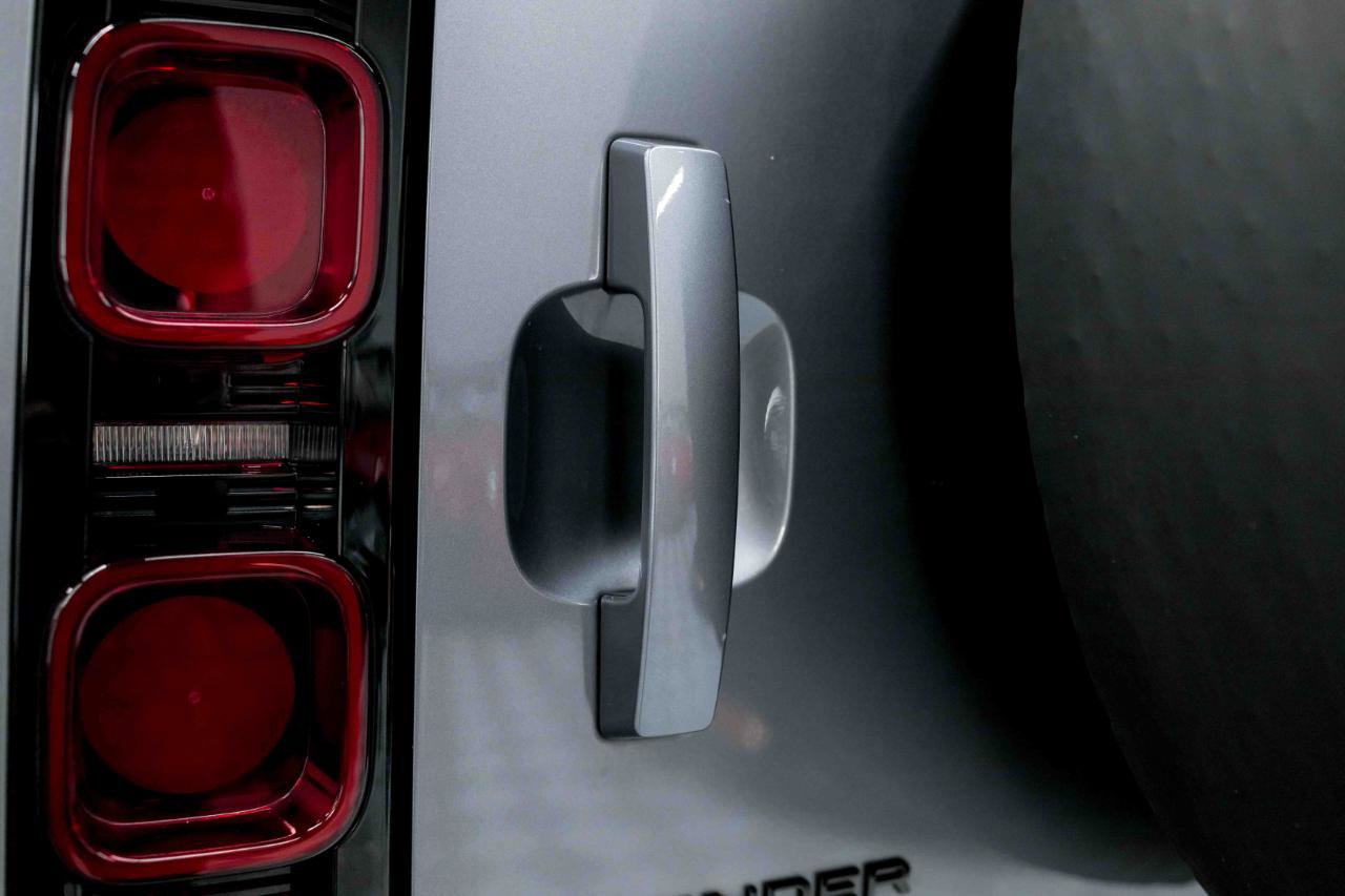 Used 2023 Land Rover Defender 130 SE image 30