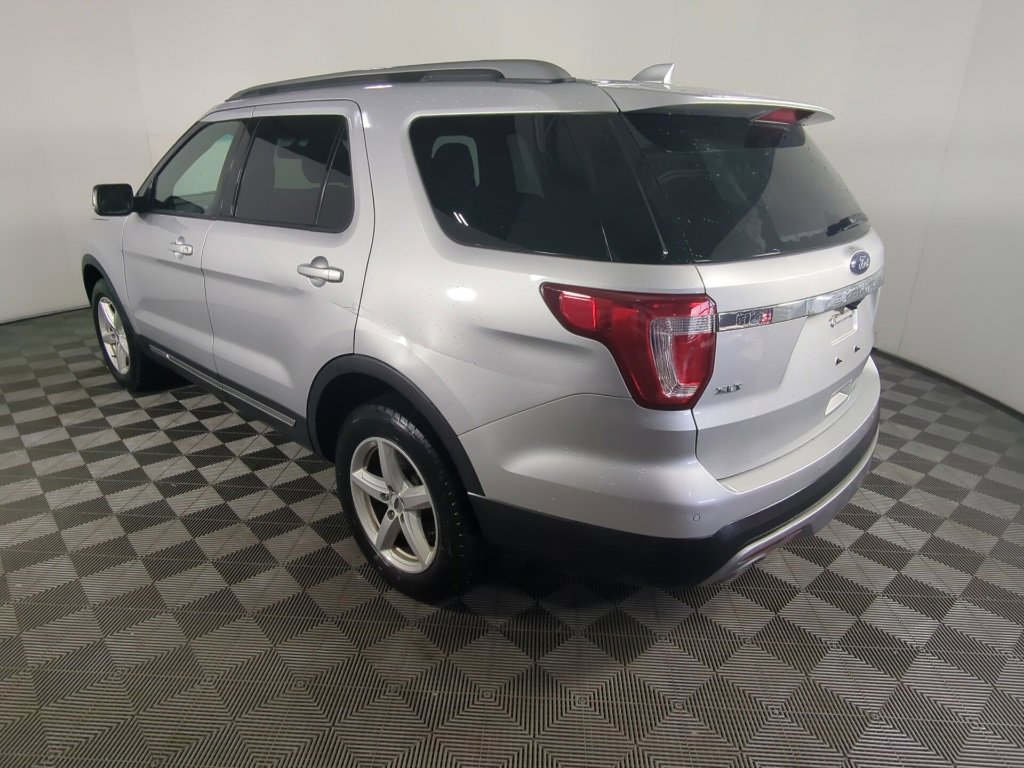 Used 2017 Ford Explorer XLT w/ Equipment Group 202A image 6