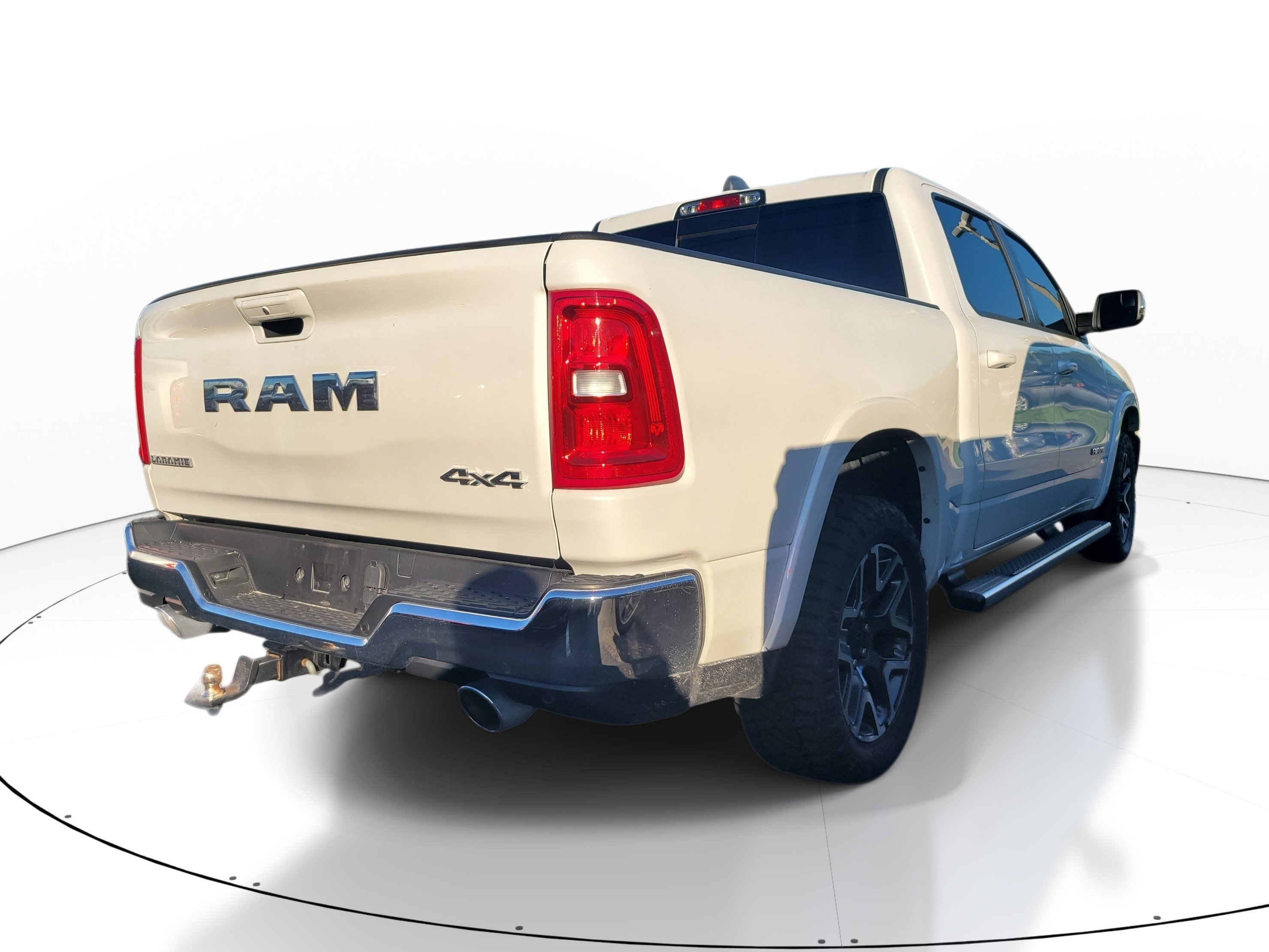 Used 2025 RAM 1500 Laramie AWD/4WD image 4