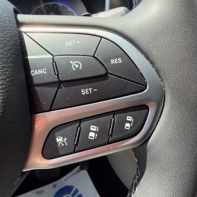 Used 2024 Chrysler Pacifica Touring-L FWD image 25