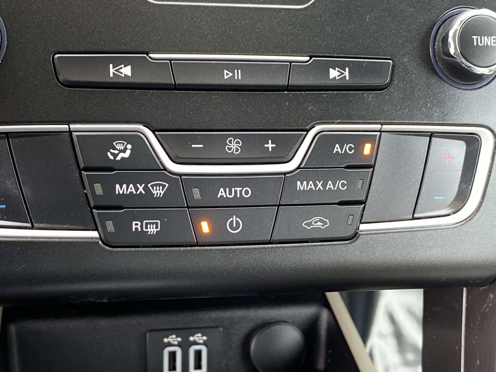 Used 2019 Ford Fusion SE image 15