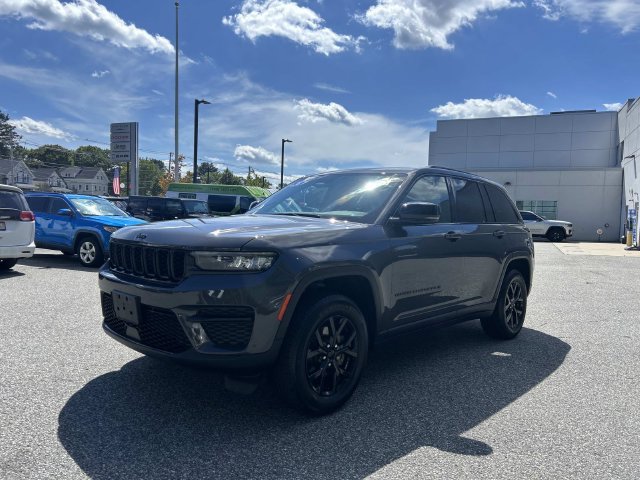 Used 2024 Jeep Grand Cherokee Altitude AWD/4WD image 7