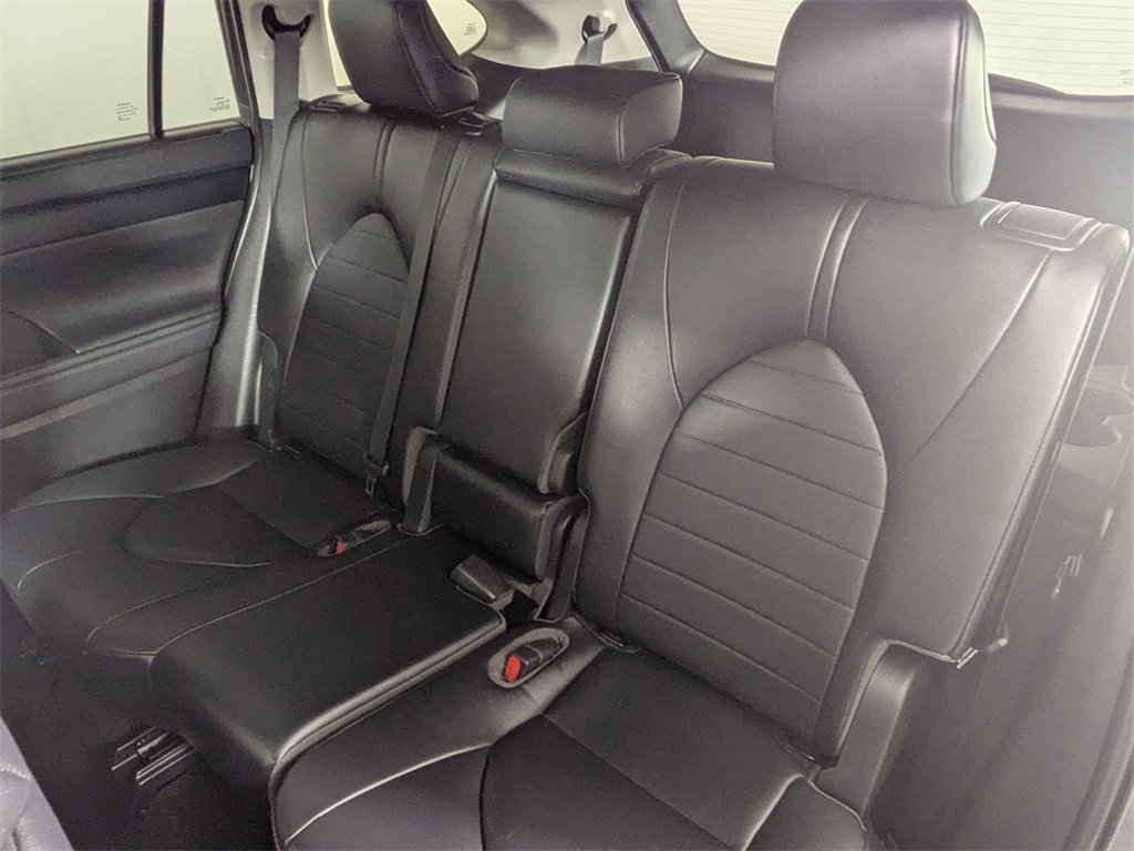 Used 2023 Toyota Highlander XLE image 25