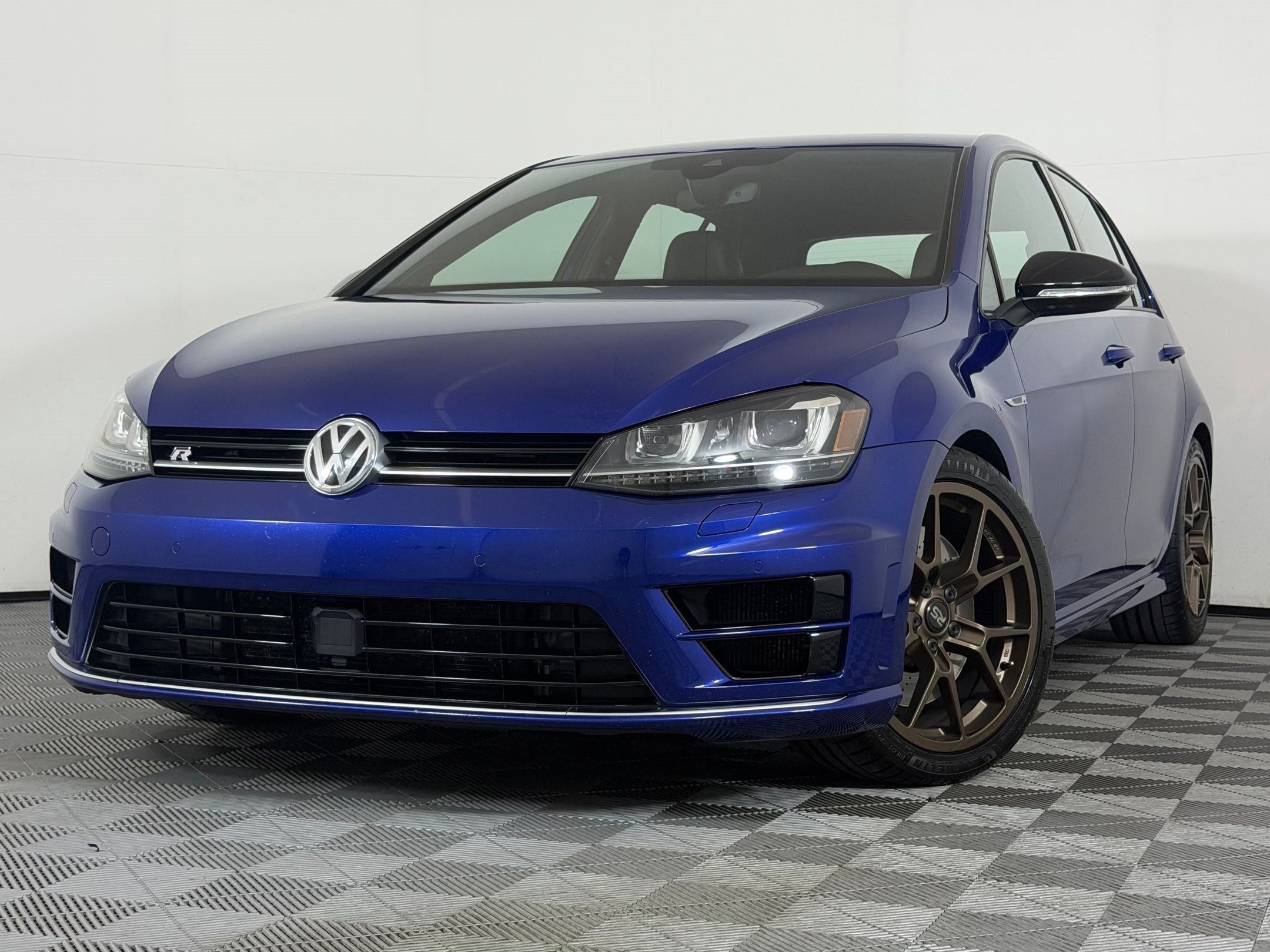 Used 2017 Volkswagen Golf R 4-Door AWD/4WD image 31