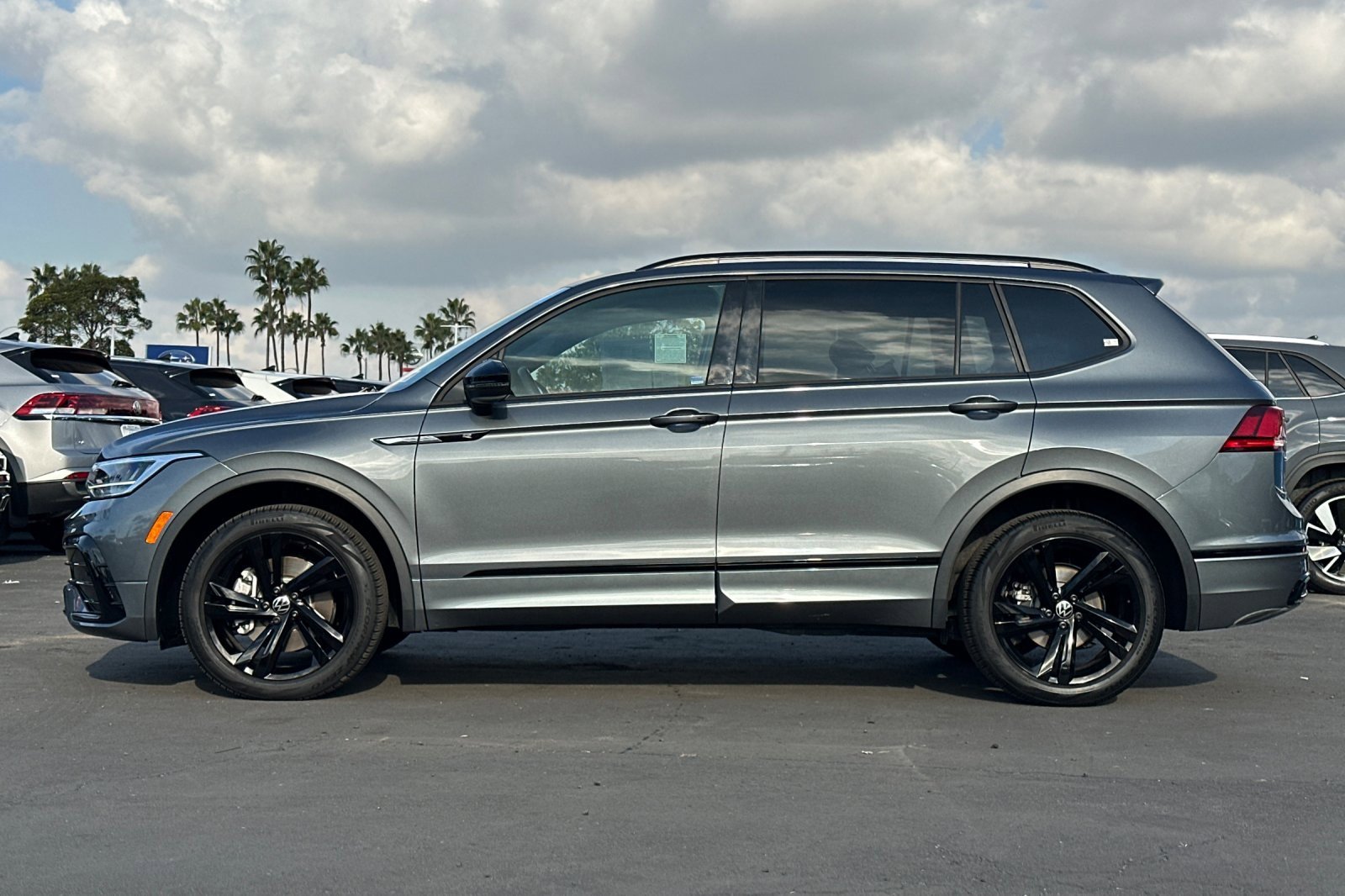 Certified 2024 Volkswagen Tiguan SE R-Line image 7