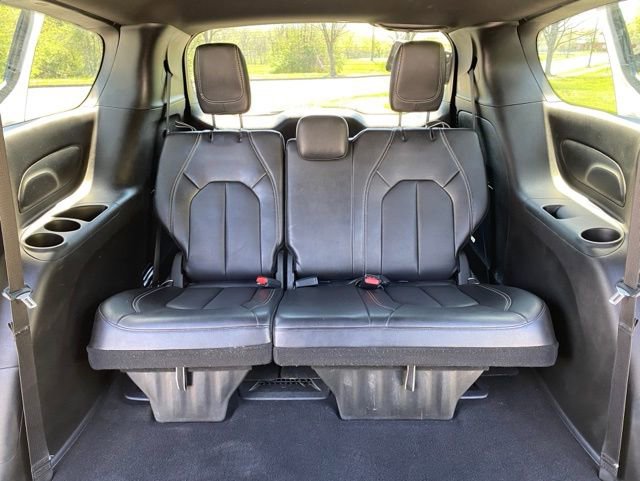 Used 2025 Chrysler Pacifica Select image 38