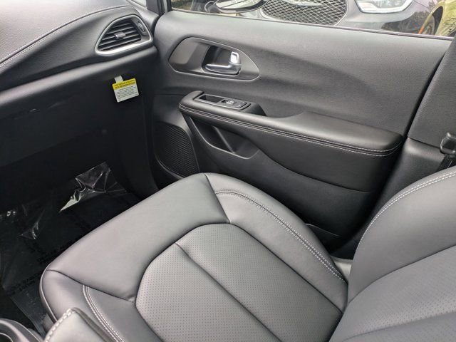 New 2026 Chrysler Pacifica Select FWD image 15
