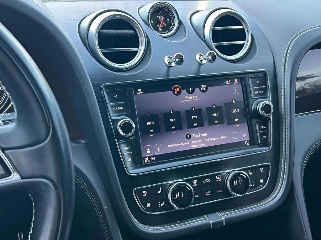 Used 2017 Bentley Bentayga image 21