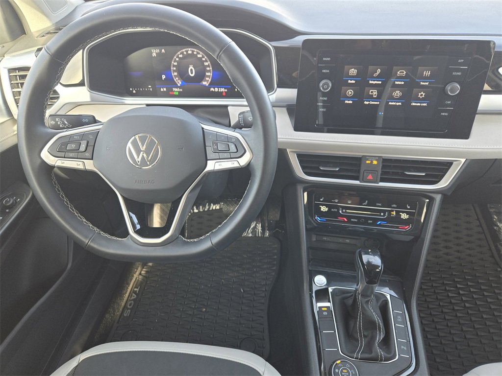 Used 2025 Volkswagen Taos SE image 27