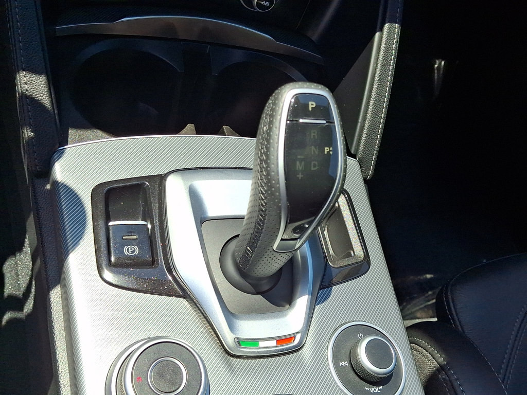 Used 2024 Alfa Romeo Stelvio Veloce AWD/4WD image 27