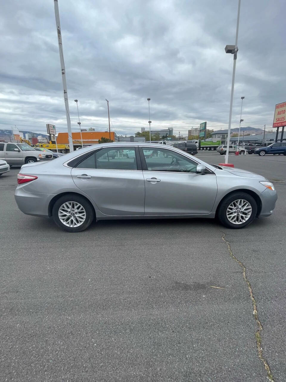 Used 2016 Toyota Camry LE image 5