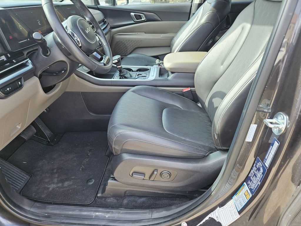 Used 2025 Kia Carnival image 11