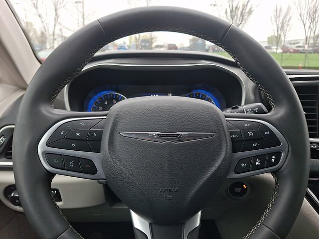 Used 2024 Chrysler Pacifica Touring-L FWD image 19
