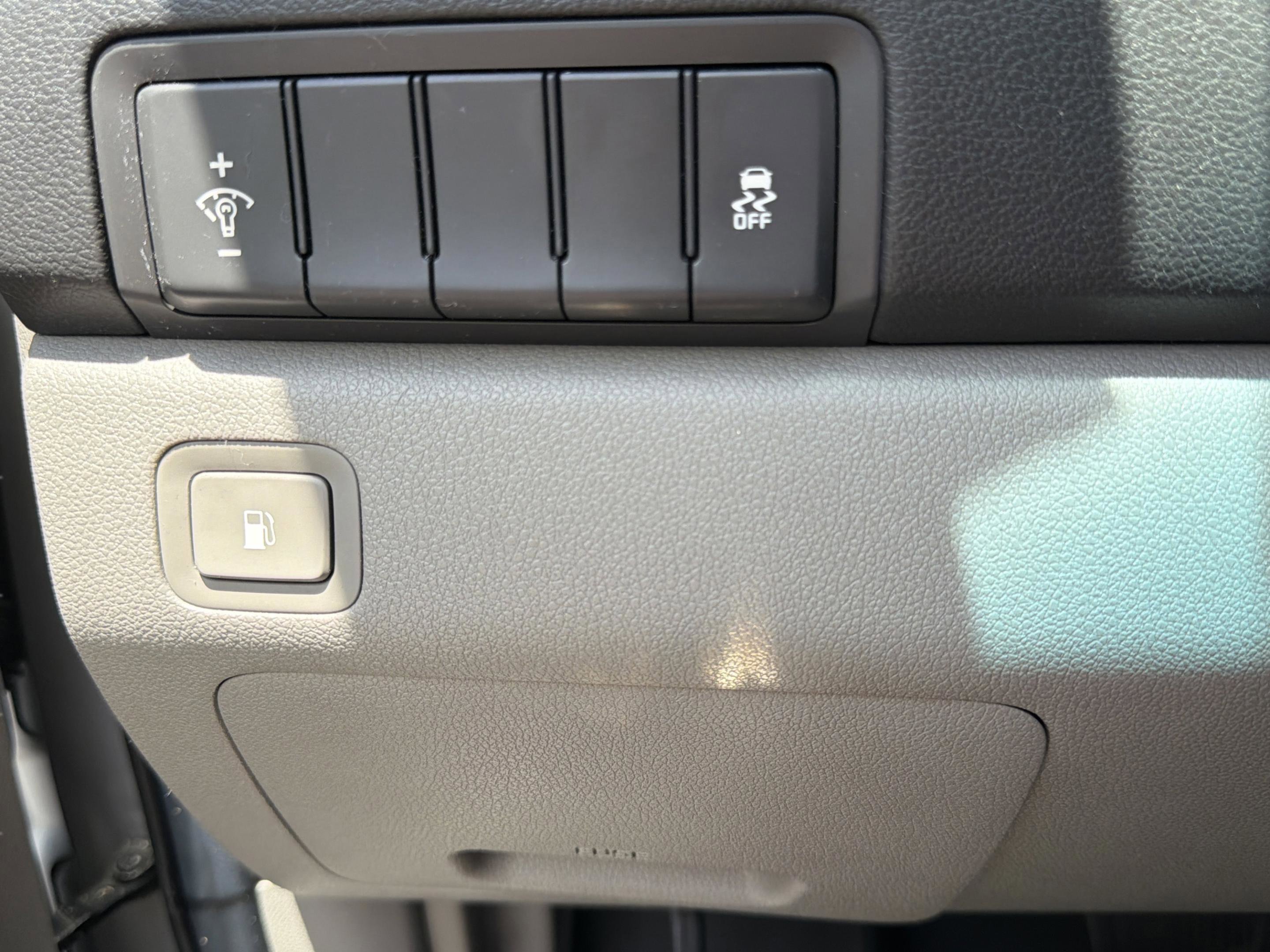 Used 2016 Kia Sedona LX w/ LX Convenience Package FWD image 18