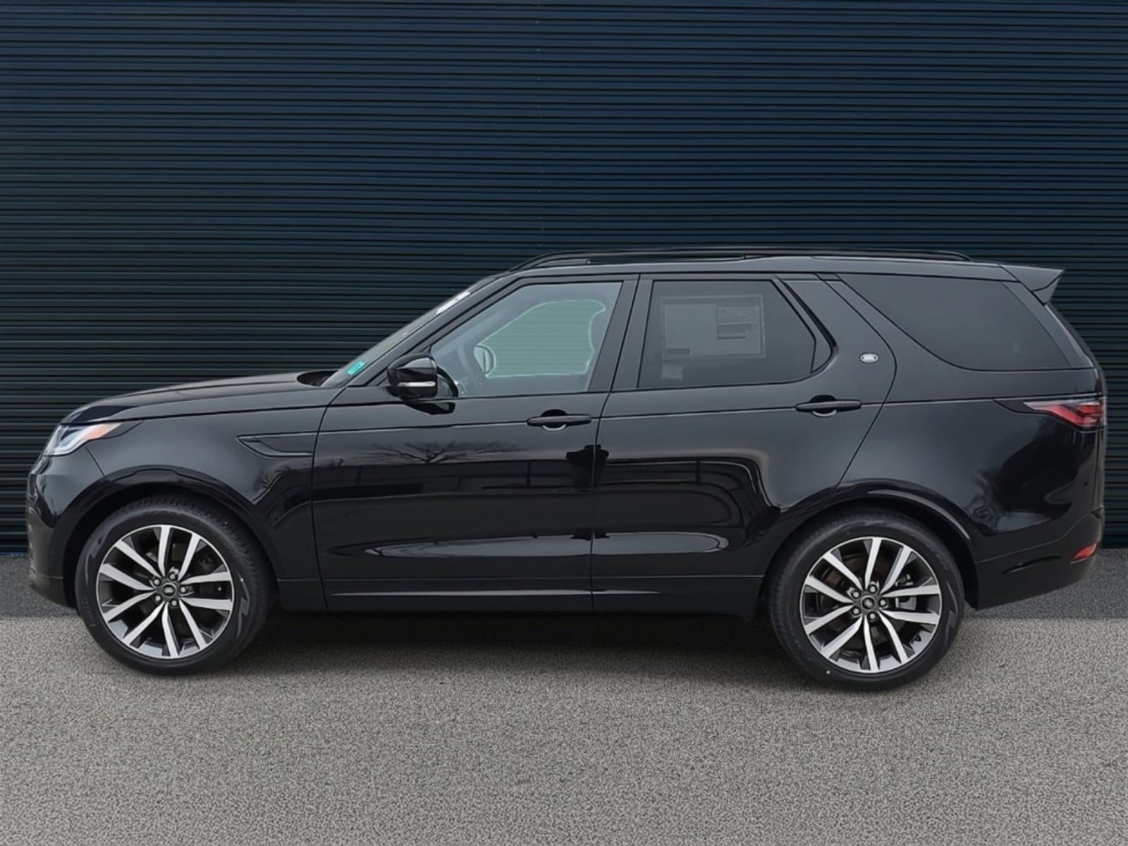 Used 2025 Land Rover Discovery Dynamic SE AWD/4WD image 3