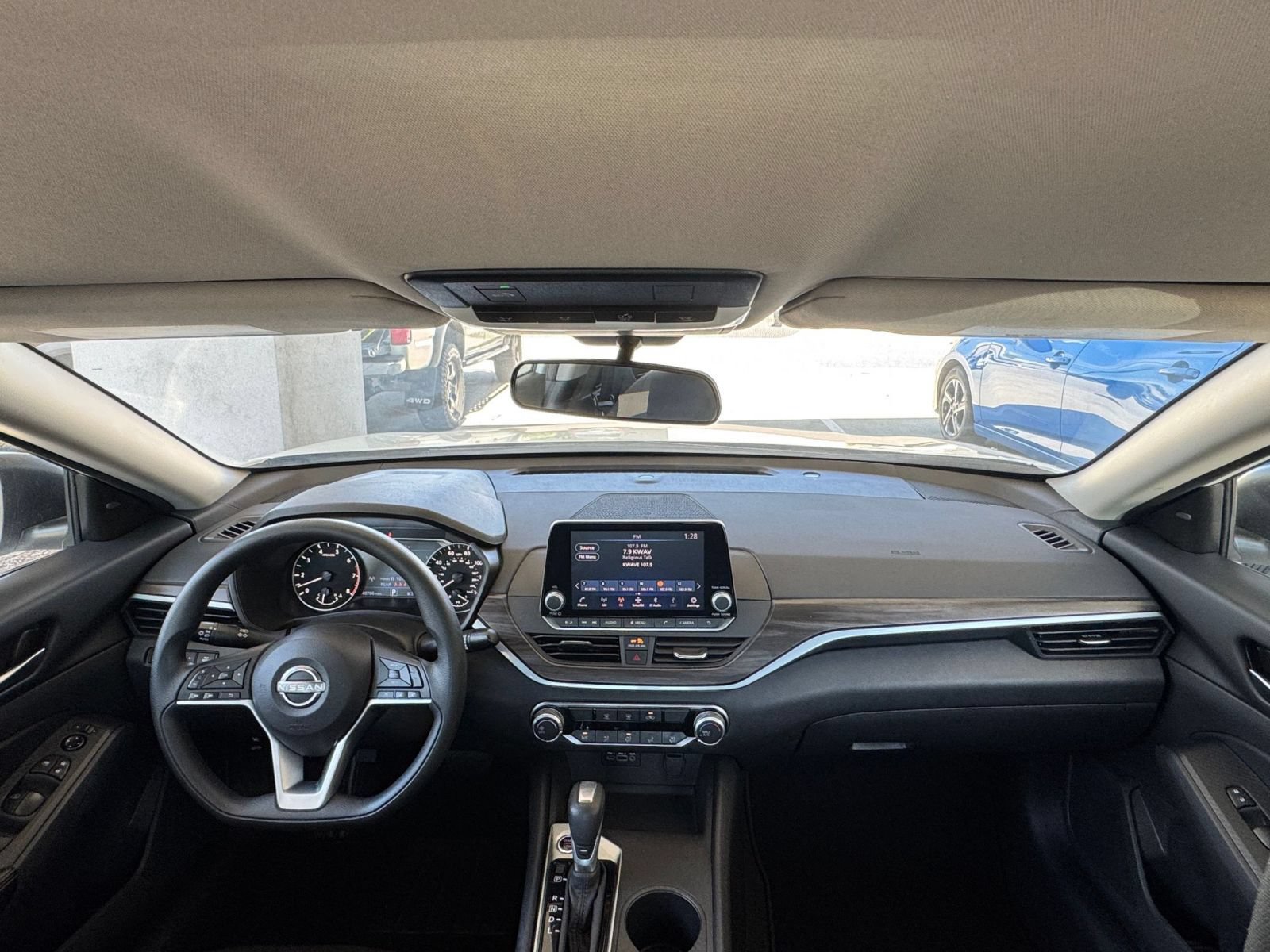 Used 2025 Nissan Altima 2.5 SV FWD image 32