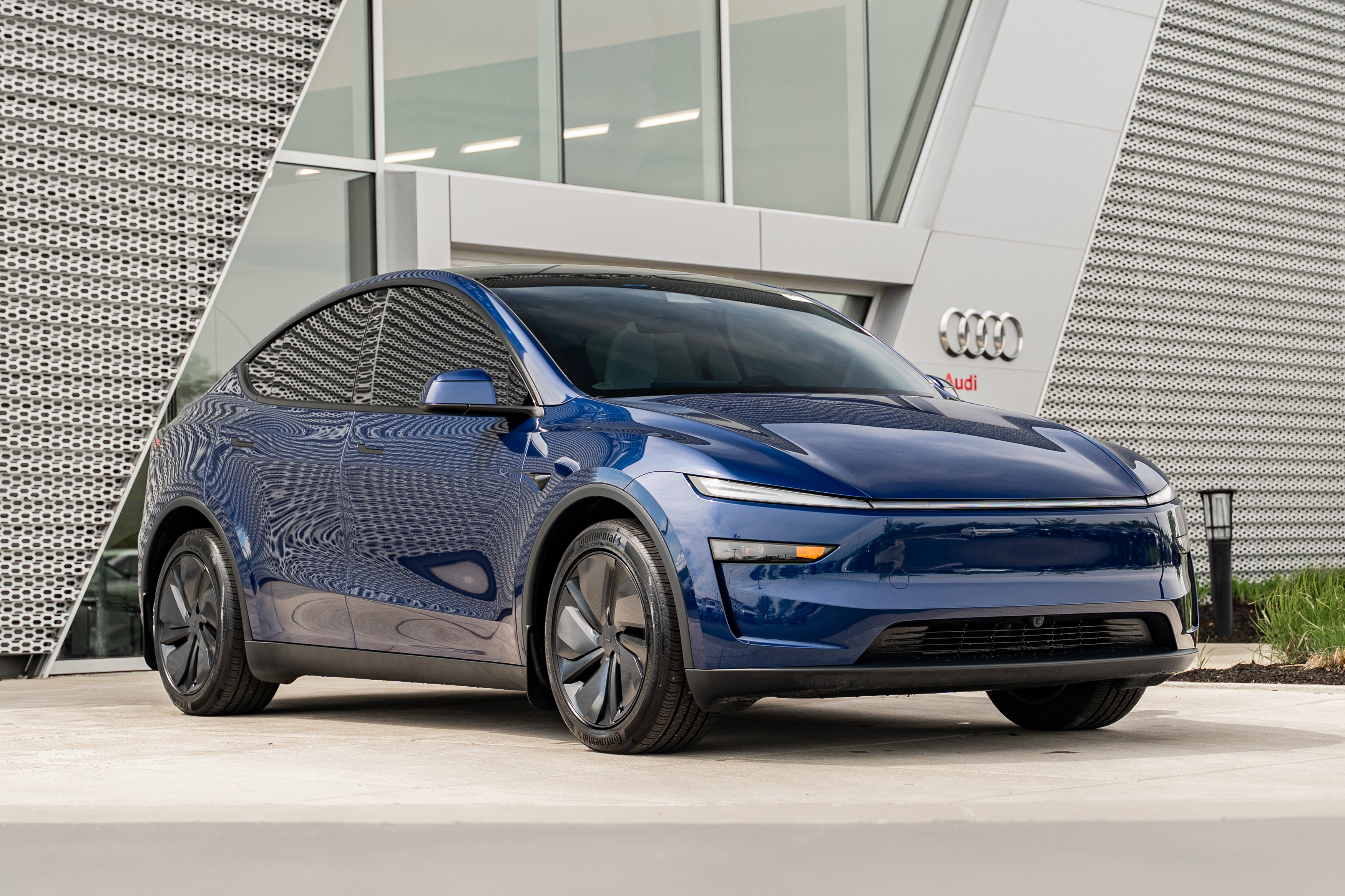 Used 2026 Tesla Model Y Long Range AWD/4WD image 1