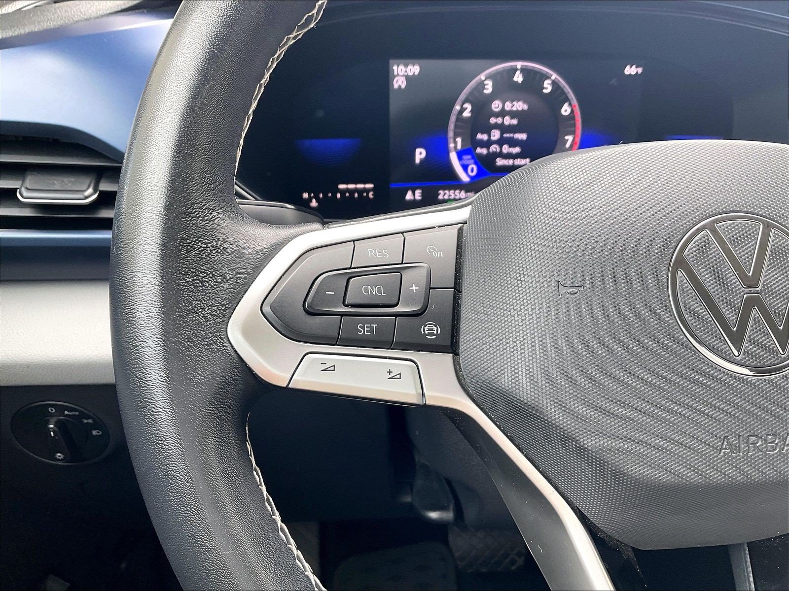 Certified 2022 Volkswagen Taos SE FWD image 18