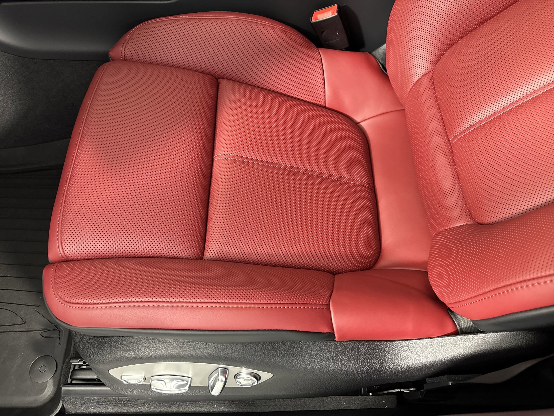 Certified 2025 Porsche Macan image 15