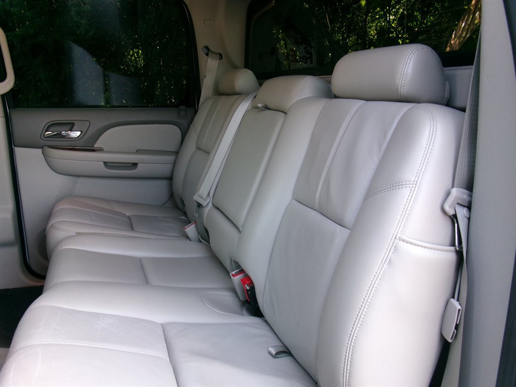 Used 2011 Chevrolet Avalanche LT RWD image 29