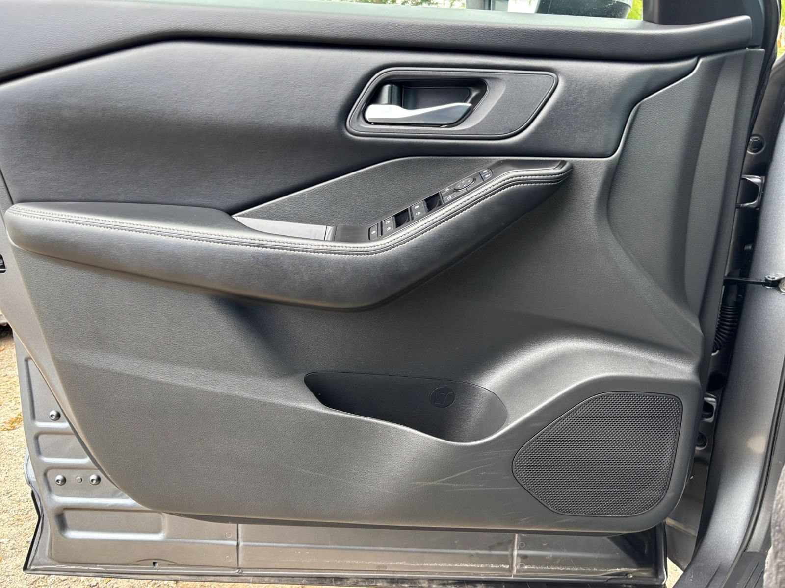 Used 2025 Nissan Rogue SV FWD image 18
