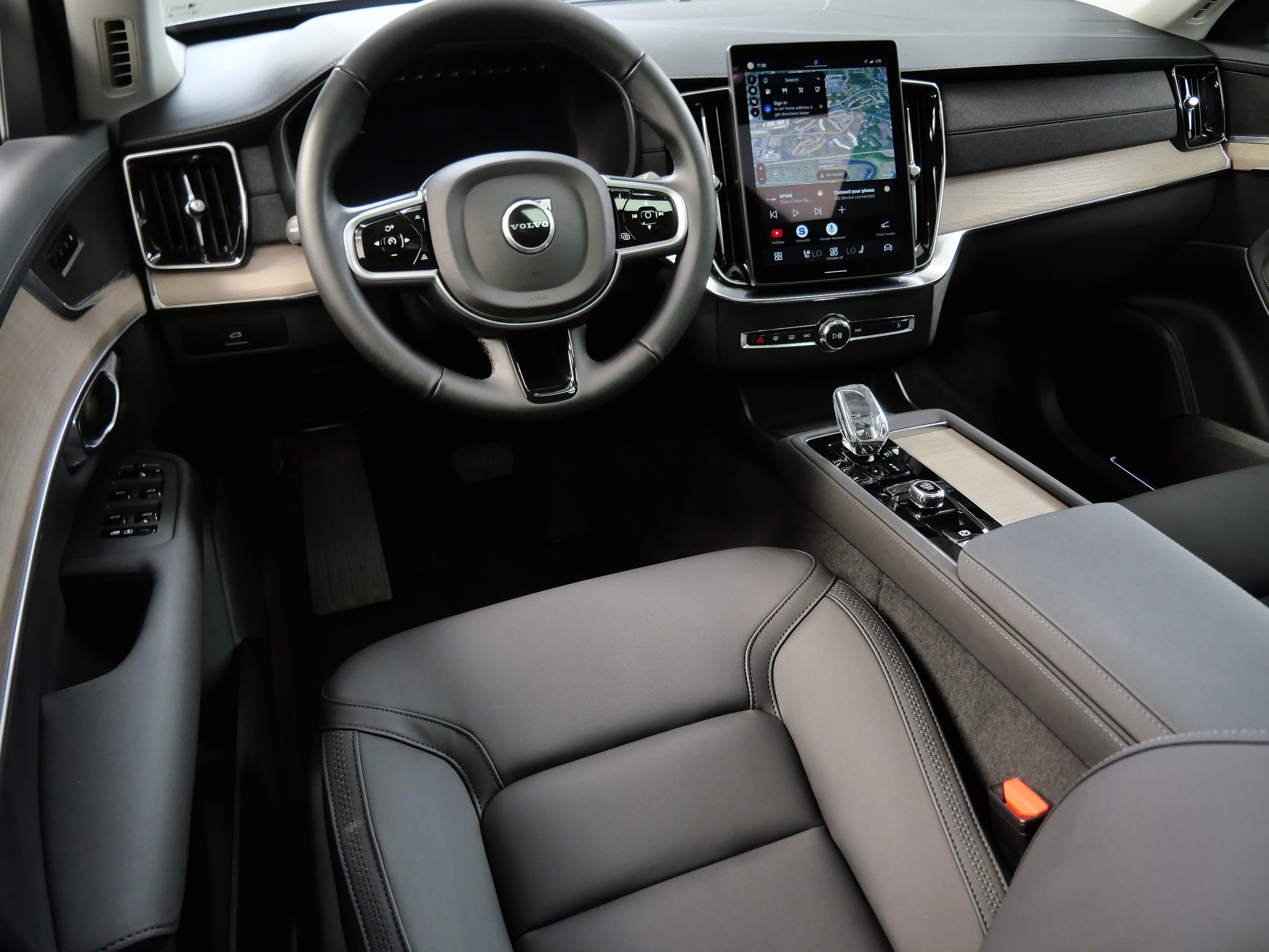 Used 2025 Volvo XC90 B6 Plus AWD/4WD image 2