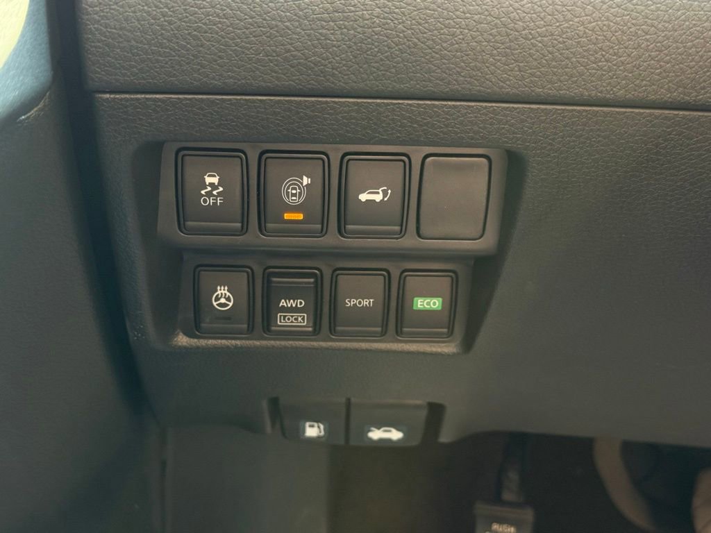 Used 2017 Nissan Rogue SV w/ SV Premium Package image 25