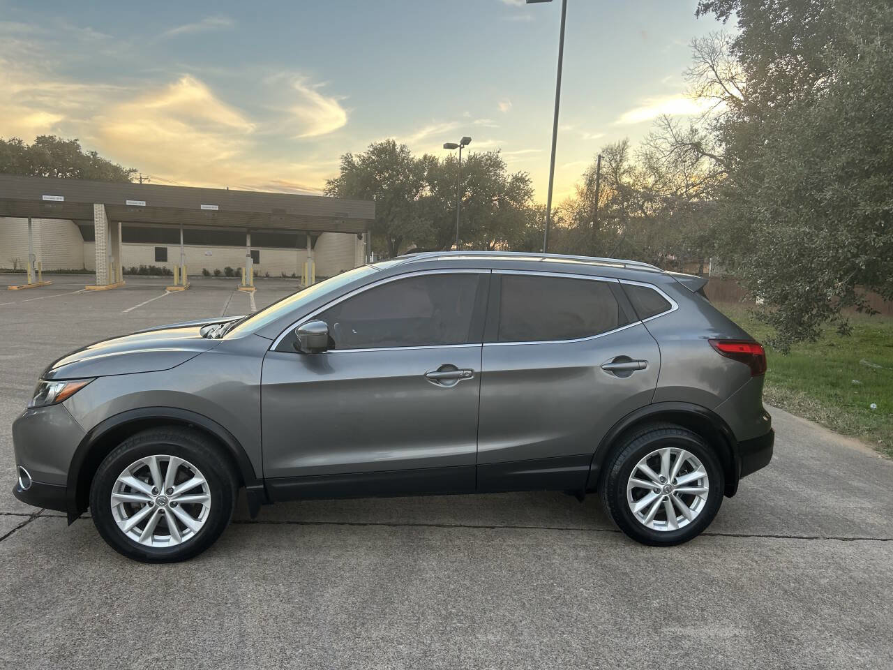 Used 2017 Nissan Rogue Sport SV w/ SV Premium Package image 6