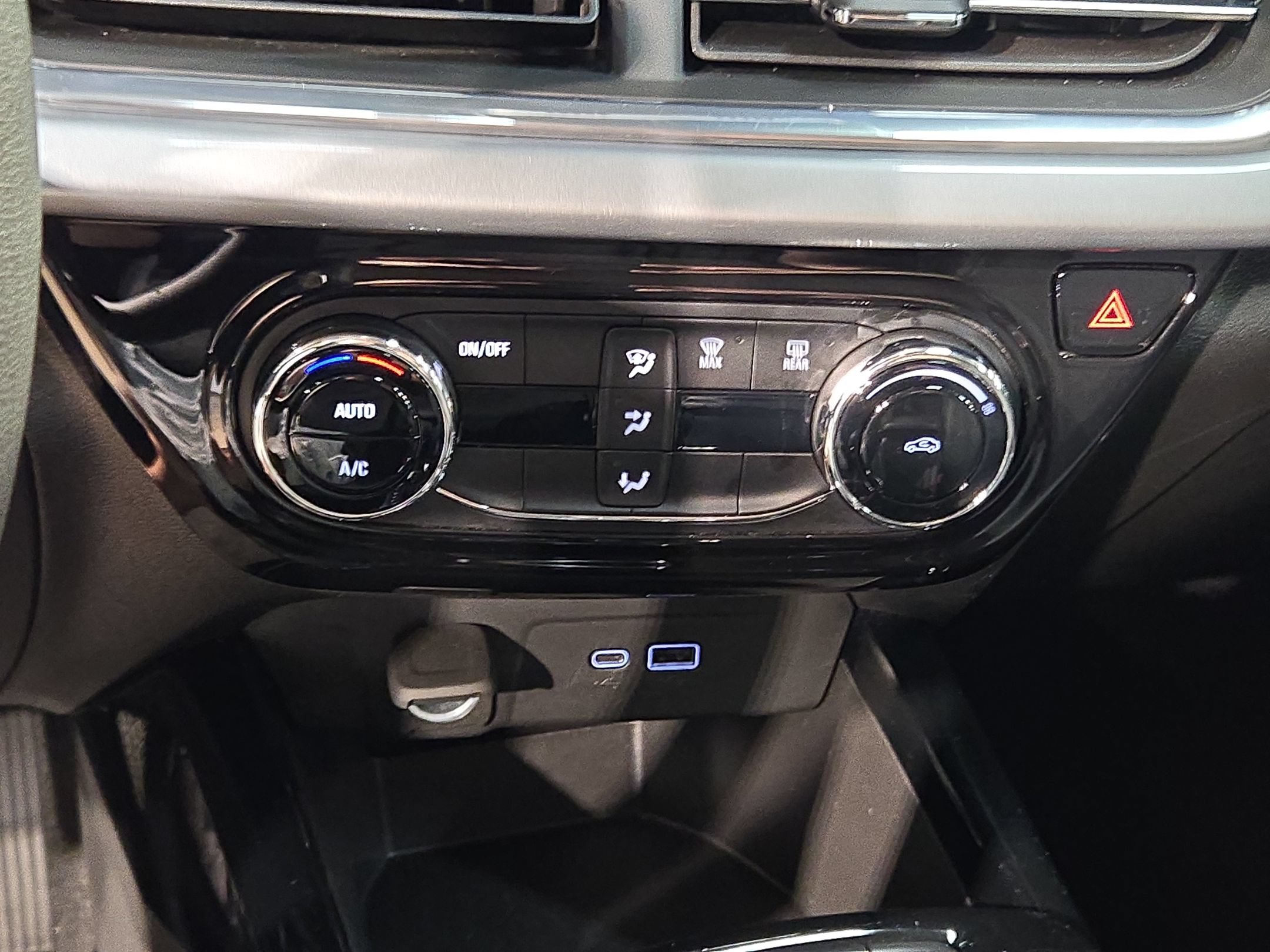 Used 2025 Chevrolet Trax LT FWD image 30