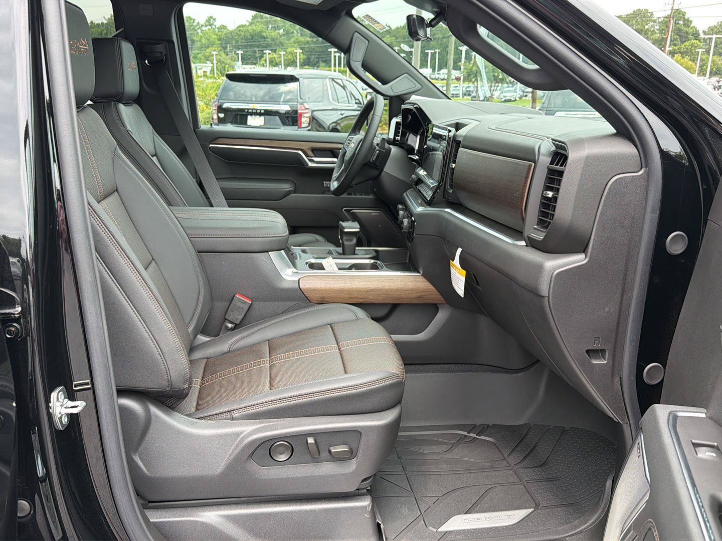 New 2026 Chevrolet Silverado 1500 High Country w/ High Country Premium Package AWD/4WD image 14