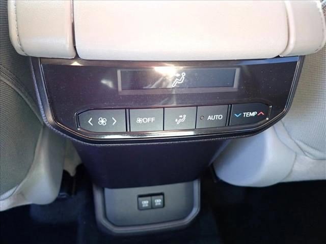 Used 2021 Toyota Highlander L image 10