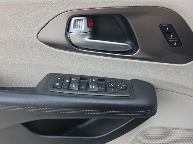 Used 2018 Chrysler Pacifica Limited w/ Tire & Wheel Group image 20