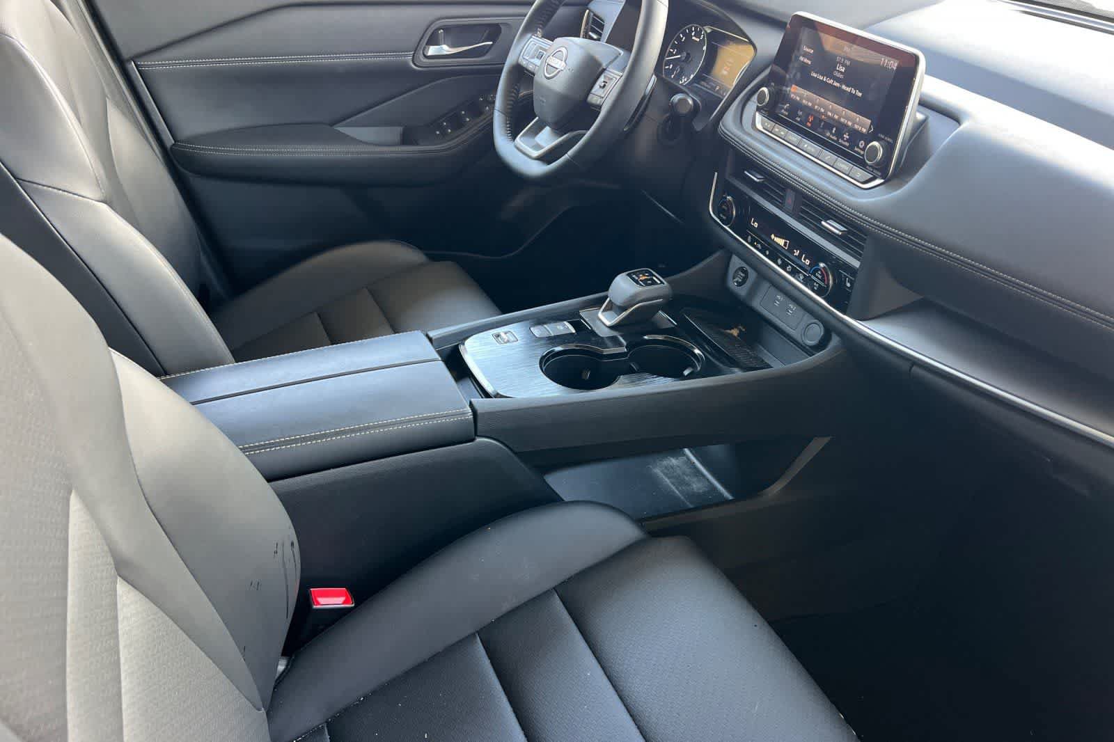 Used 2025 Nissan Rogue SV w/ SV Premium Package FWD image 19