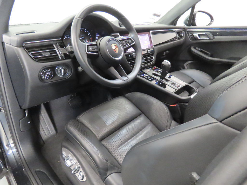 Certified 2025 Porsche Macan AWD/4WD image 4