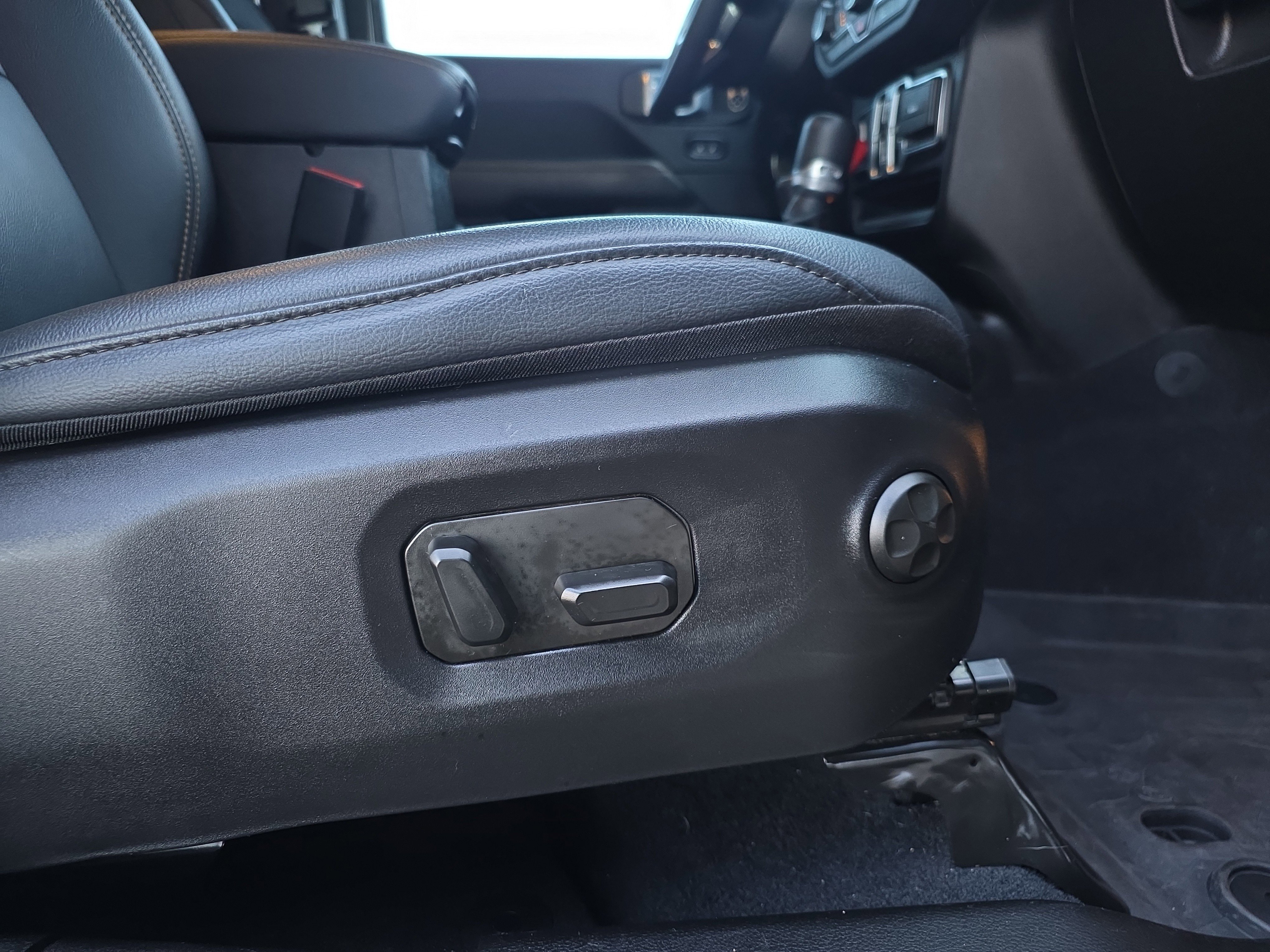 Used 2024 Jeep Wrangler Sahara w/ Technology Group image 32